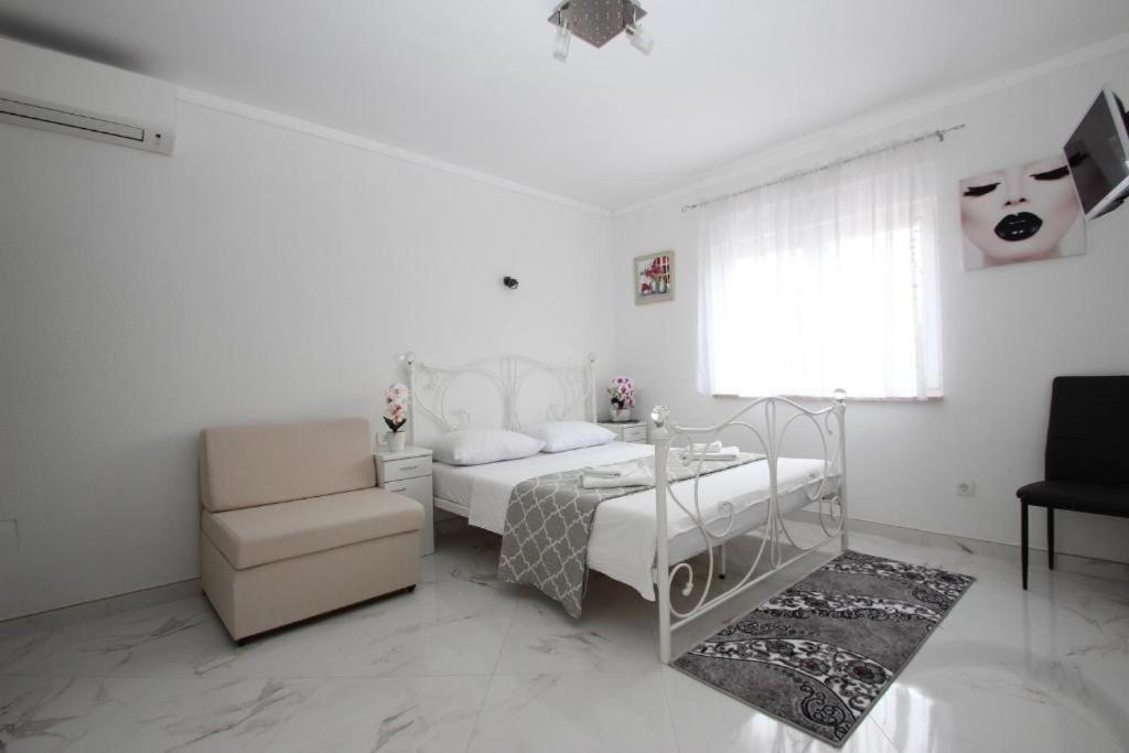 Genoa Rooms Porec Exterior photo