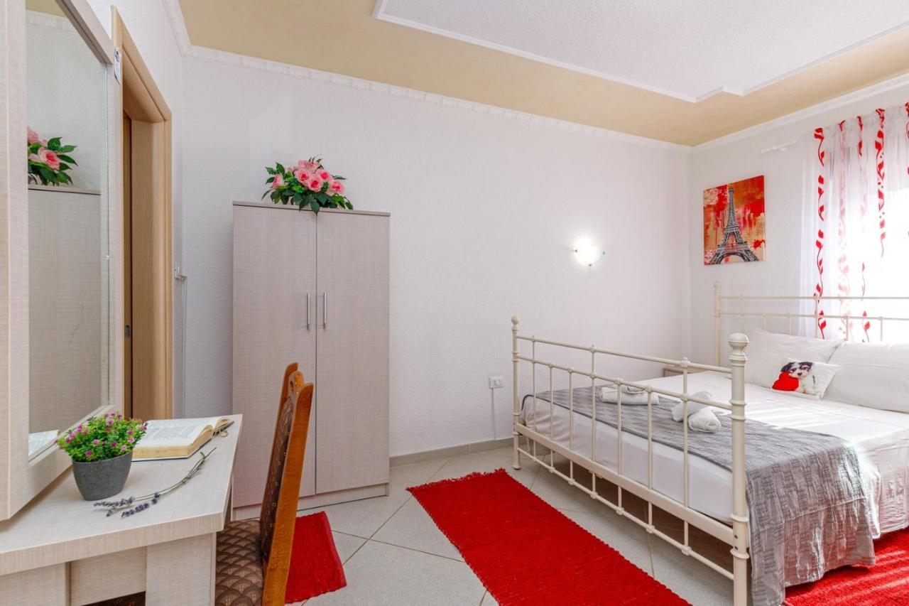 Genoa Rooms Porec Exterior photo