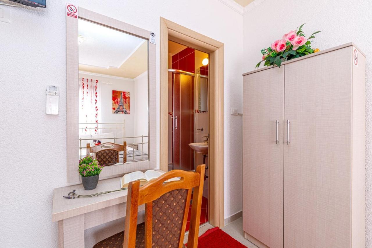 Genoa Rooms Porec Exterior photo