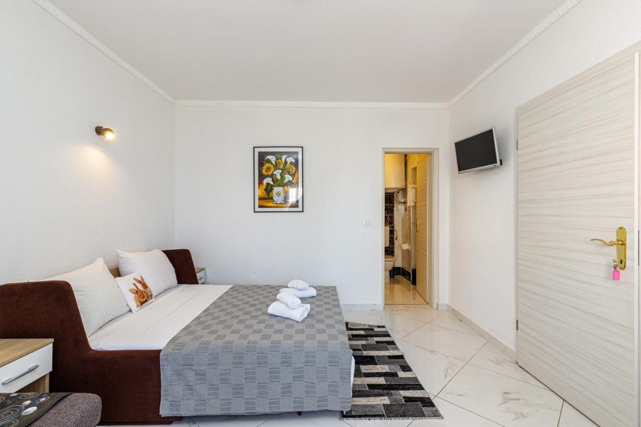 Genoa Rooms Porec Exterior photo