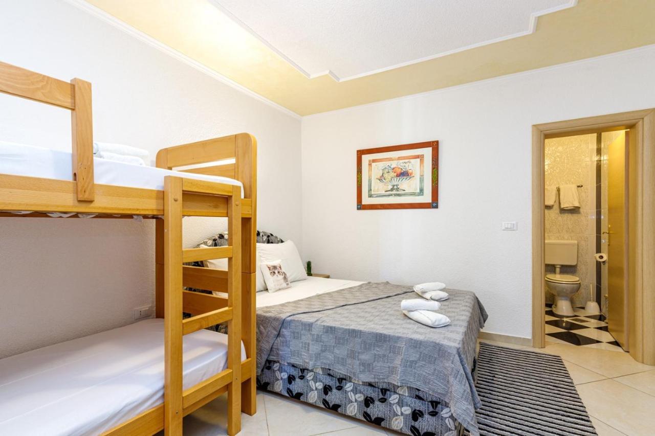 Genoa Rooms Porec Exterior photo